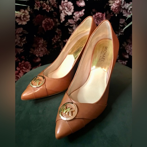 NWOT Michael Kors Warm Brown Leather Gold Toned Logo Tip 3 Inch Heels Size 6.5M - Picture 3 of 8